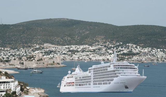 Season's first cruise ship arrives in Bodrum!